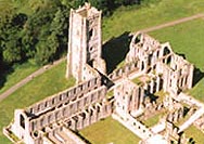 Vue arienne de l'abbaye de Fountains (North Yorkshire).