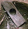 Siège de latrine en bois, trouvée dans une fosse d'aisance du XIIème siècle,  Coppergate, York [York Archaeological Trust] 
