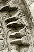 Des 'beakheads' (ttes d'oiseaux mordant un tore), portail sud de l'glise Sainte Hlne  Stillingfleet (North Yorkshire). 