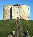 La motte du château de York sur laquelle se dresse  le donjon  du XIIIème siècle.
