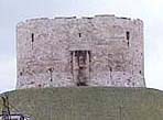 Chteau d'York : fouilles dans l'enceinte d'poque normande. En arrire plan, la motte et le donjon du XIIIe s.