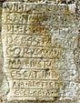 Raro esempio di iscrizione funeraria : stele di Ranoldus, patrono della parrocchia, chiesa di Vieux-Pont-en-Auge (Calvados), verso l'anno mille.