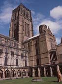 La navata centrale ed il transetto sud della cattedrale di Durham cominciata durante il regno di Guglielmo il Rosso