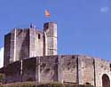 Castello di Gisors, eretto nel 1097 da Guglielmo Chioma Rossa contro il re di Francia. Il torrione risale al periodo seguente (fine XII - inizio XIII s.). Foto G. Coppola.